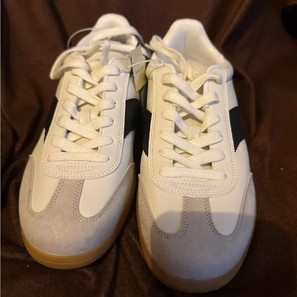 Womens’s size 11 Sneakers - Picture 2 of 5